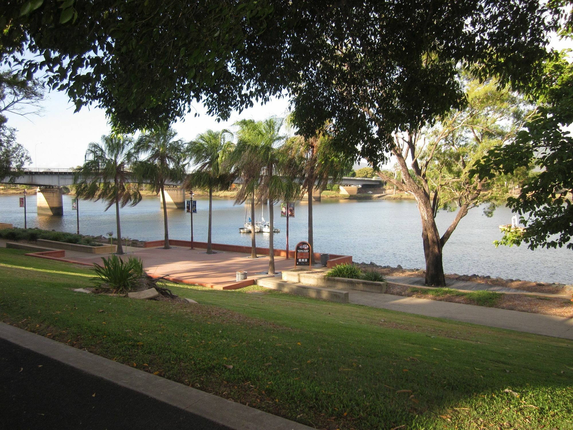 Cosmopolitan Motel & Serviced Apartments Rockhampton Exterior photo